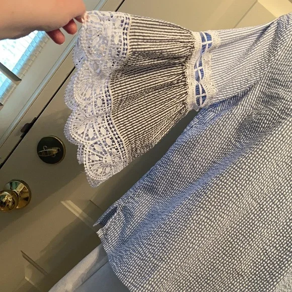 NEW Crown & Ivy Seersucker Striped Bell Sleeve Top White Blue Size M - Picture 8 of 13